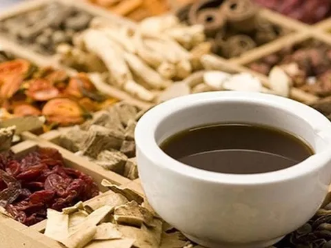 Nguy kịch do mua thuốc Nam trên mạng uống kéo dài