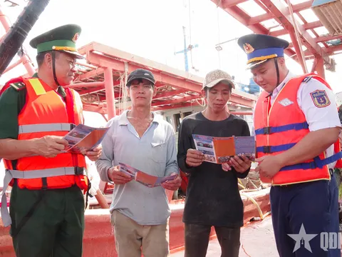 Phối hợp tuyên truyền chống IUU cho ngư dân