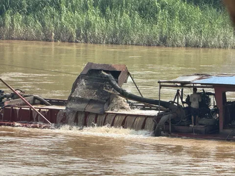 Doanh nghiệp dùng tàu "không số" rút ruột sông Hồng ở Lào Cai