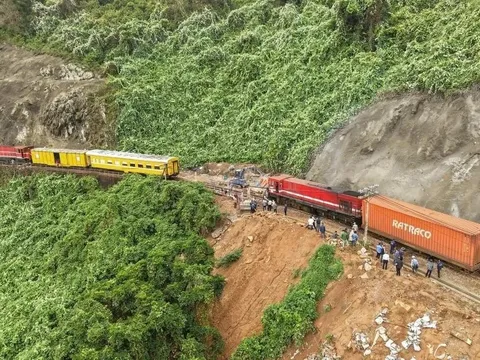 Thông tuyến đèo Hải Vân sau sự cố đá rơi: Tàu hàng chạy lại, thiệt hại hơn 10 tỷ đồng