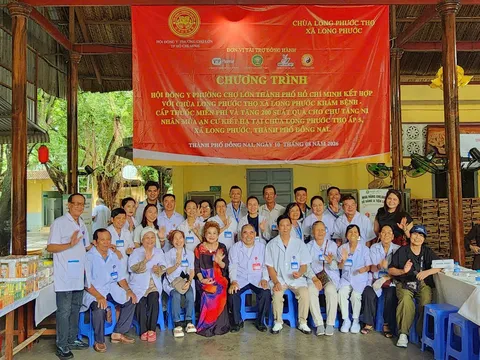 Hội Đông y phường Chợ Lớn khám bệnh, cấp thuốc miễn phí tại chùa Long Phước Thọ
