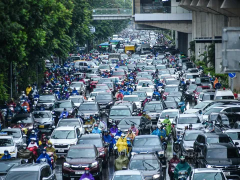 Hà Nội: Người dân "chật vật" đi làm do ùn tắc trong mưa lớn giờ cao điểm