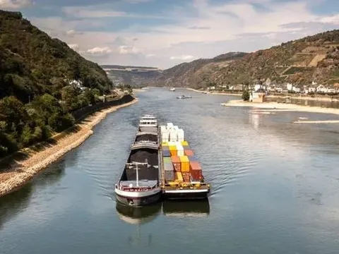 Đức: Hoạt động lưu thông trên sông Rhine gián đoạn vì tàu mắc cạn