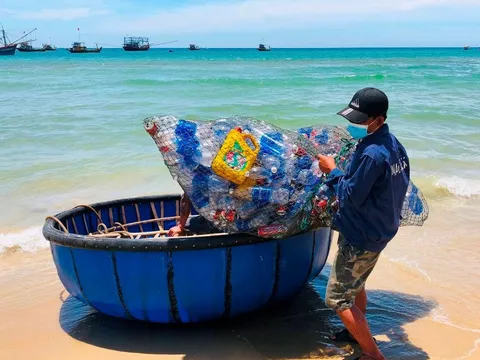 Tàu cá ‘chống’ rác thải nhựa: Mô hình ‘xanh’ biến rác thải thành tiền