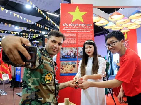 Bạn bè quốc tế trải nghiệm không gian văn hóa Việt Nam tại Army Games
