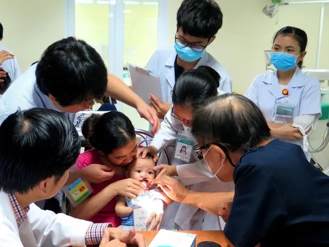 Phó Chủ tịch nước Võ Thị Ánh Xuân tặng quà cho trẻ phẫu thuật nụ cười