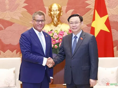 Chủ tịch Quốc hội Vương Đình Huệ tiếp Chủ tịch COP26 Alok Sharma