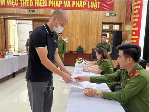 Hà Nội: Phạm nhân được đặc xá xúc động khi được trao căn cước công dân