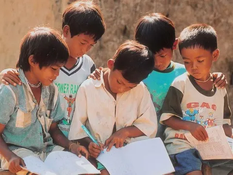 Chắp cánh ước mơ đến trường cho trẻ em khó khăn vùng biên giới