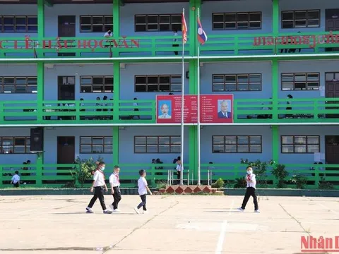 Học tiếng Việt trong ngôi trường song ngữ Nguyễn Du ở Vientiane