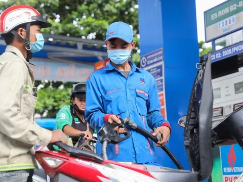 Giảm hơn 600 đồng, giá xăng RON95-III về ngưỡng 22.500 đồng mỗi lít