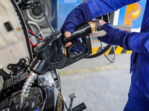 Giá xăng dầu ngày 23-9: Trái chiều