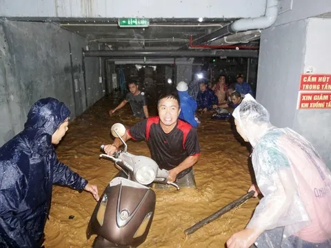Tập trung ứng cứu người dân trong trận ngập lụt lịch sử