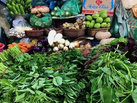 Hà Nội: Rau xanh chưa 'hạ nhiệt', giá hàng hóa thực phẩm ổn định