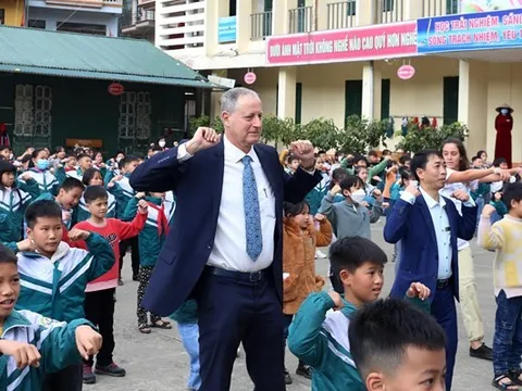 Tình nguyện viên Israel dạy học cho trẻ em vùng cao Lào Cai