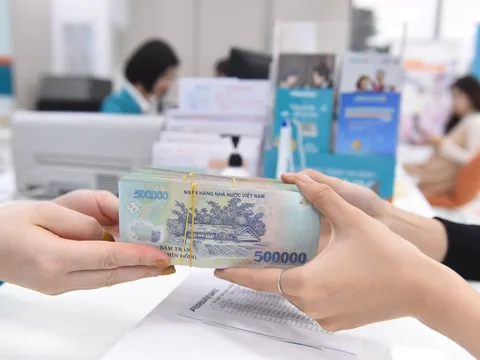 Ngân hàng đua nhau tăng lãi suất: Áp lực đè nặng lên người đi vay