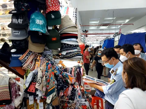 Tạm giữ gần 2.000 sản phẩm nghi giả nhãn hiệu tại Sài Gòn Square