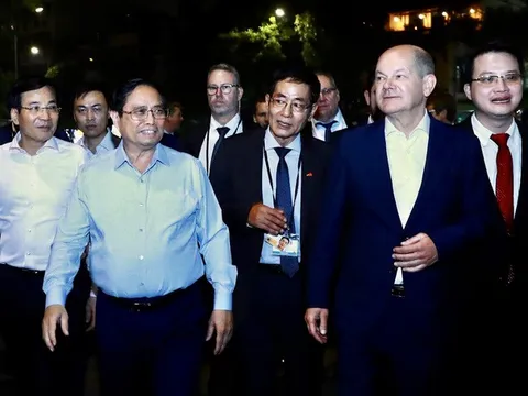 Thủ tướng Đức Olaf Scholz cùng Thủ tướng Phạm Minh Chính dạo bộ đêm Hồ Gươm