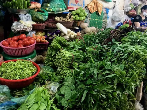 Hà Nội: Thời tiết trở lạnh, rau xanh bất ngờ tăng giá tại các chợ
