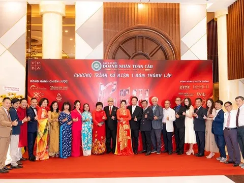 Người đàn bà vác đá vá biển và chàng Robinson -  Đưa tour du lịch biển đảo đến gần với du khách