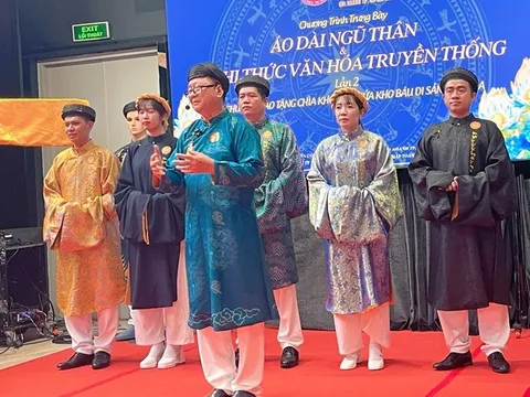 Người “may lại” hồn Việt bằng áo dài ngũ thân truyền thống