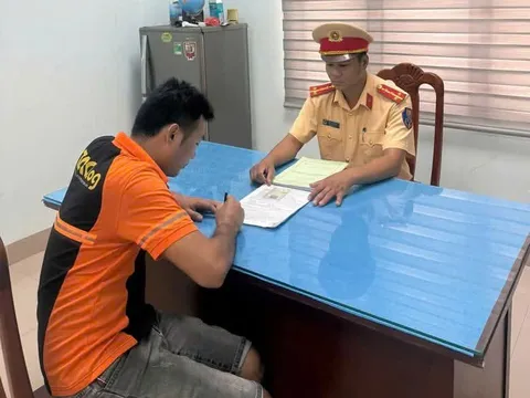 Gia Lai: Cảnh sát giao thông mạnh tay xử lý vi phạm vượt đường ngang.