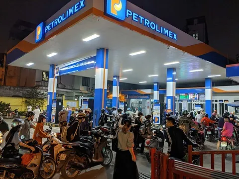 Thủ tướng yêu cầu bộ trưởng Công Thương giải quyết dứt điểm tình trạng thiếu xăng dầu cục bộ