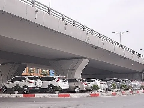 Dự án Luật Đường bộ: Có nên dùng gầm cầu cạn để trông giữ xe?
