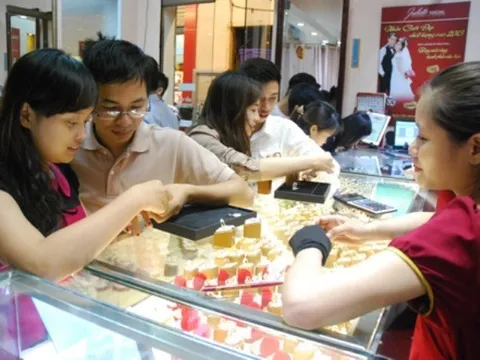 Giá vàng SJC biến động ngược chiều nhau, tỷ giá trung tâm giảm mạnh
