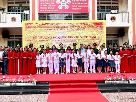 Bộ Quốc phòng tặng màn hình lớn và 30 bộ máy tính cho học sinh Lào Cai