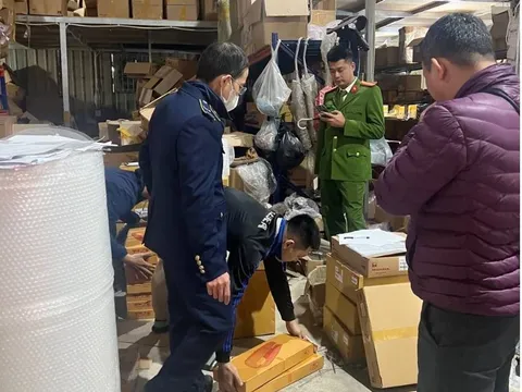 Hà Nội: Liên tiếp phát hiện các vụ việc kinh doanh hàng lậu, giả nhãn hiệu