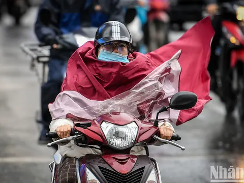 Hà Nội 12 độ C, người dân chật vật đi làm trong mưa lạnh
