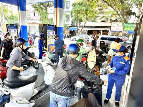 Thủ tướng yêu cầu cung ứng đủ xăng dầu cho sản xuất, kinh doanh và tiêu dùng