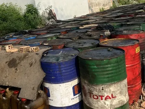 Bắt quả tang đối tượng thu gom hơn 22 nghìn lít chất thải nguy hại