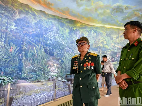 Cựu chiến binh, du khách xúc động xem tranh Panorama tái hiện Chiến dịch Điện Biên Phủ