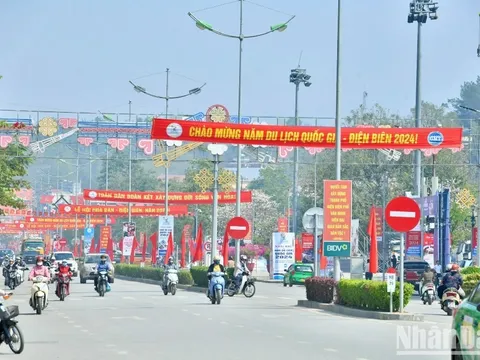 Đường phố Điện Biên Phủ rực rỡ cờ hoa chào đón Năm Du lịch Quốc gia Điện Biên 2024