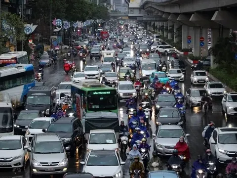 Hà Nội: Mưa lớn gây ùn tắc giao thông nhiều tuyến đường đầu giờ sáng