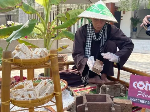 Du khách nước ngoài hào hứng với món ăn thất truyền của Bình Thuận