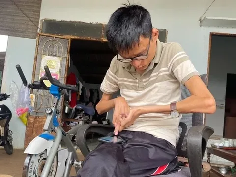 Tấm lòng nhân ái của chàng trai khuyết tật Nguyễn Tài Nam