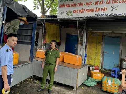 Liên ngành phát hiện hơn 1 tấn thực phẩm không rõ xuất xứ trên địa bàn Hà Nội