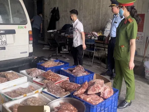 Hà Nội: Phát hiện và thu giữ gần 1 tấn thực phẩm không rõ nguồn gốc, xuất xứ