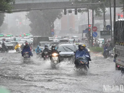 Mưa lớn đầu giờ sáng, nhiều tuyến đường Hà Nội ngập cục bộ
