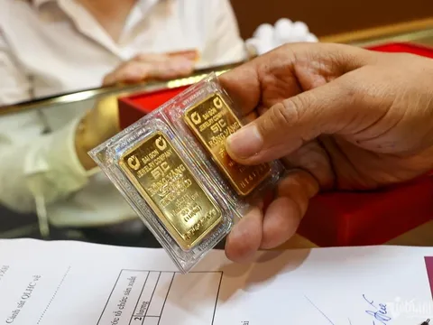 Vàng SJC không nhúc nhích, thế giới đảo chiều tăng trên 2.300 USD
