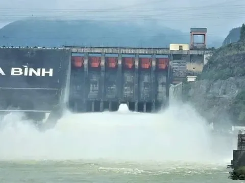 Bộ Nông nghiệp và Phát triển nông thôn lệnh Hòa Bình đóng 1 cửa xả đáy
