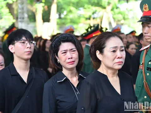 Người dân xếp hàng từ sáng sớm viếng Tổng Bí thư Nguyễn Phú Trọng