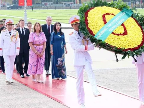 Chủ tịch Thượng viện Australia vào Lăng viếng Chủ tịch Hồ Chí Minh