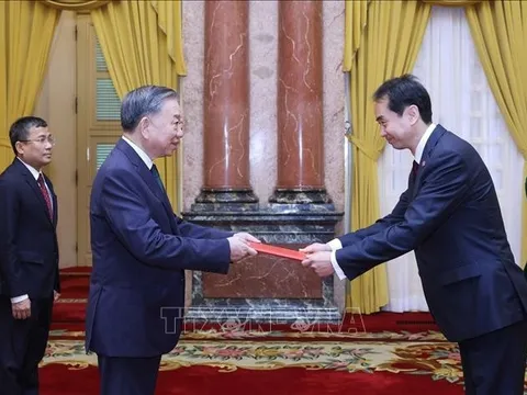 Tổng Bí thư, Chủ tịch nước Tô Lâm tiếp Đại sứ Trung Quốc đến trình Quốc thư