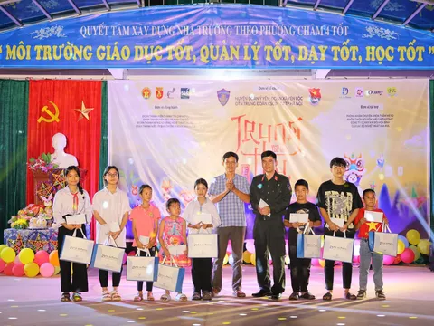 Mang Trung thu về, thắp sáng ước mơ cho các em nhỏ tại trường THCS Yên Lộc