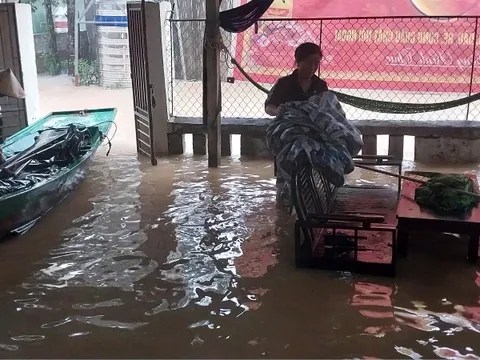 Nghệ An: Nước sông Lam dâng cao, người già và trẻ nhỏ sơ tán khẩn cấp trong đêm