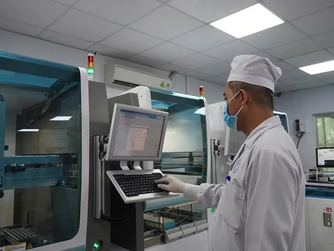 Bệnh viện Đa khoa Trung ương Cần Thơ: Vận hành hệ thống tự động hóa phòng xét nghiệm